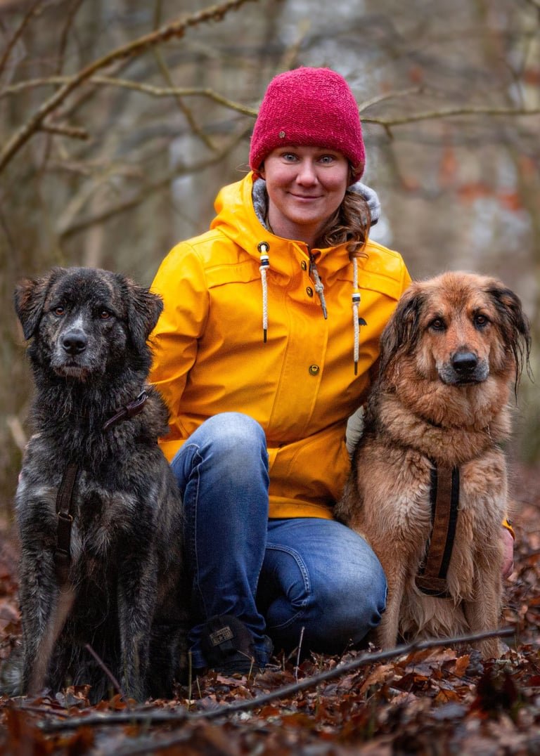 Jo sitzt mit Rasmus und Emma im Wald